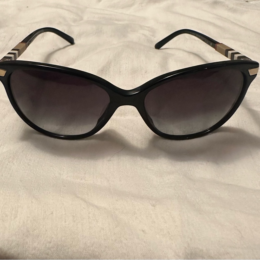 Burberry wayfarer sunglasss black with case